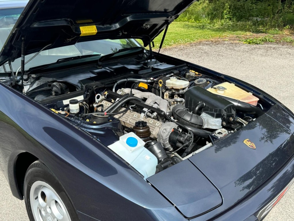 PORSCHE 944