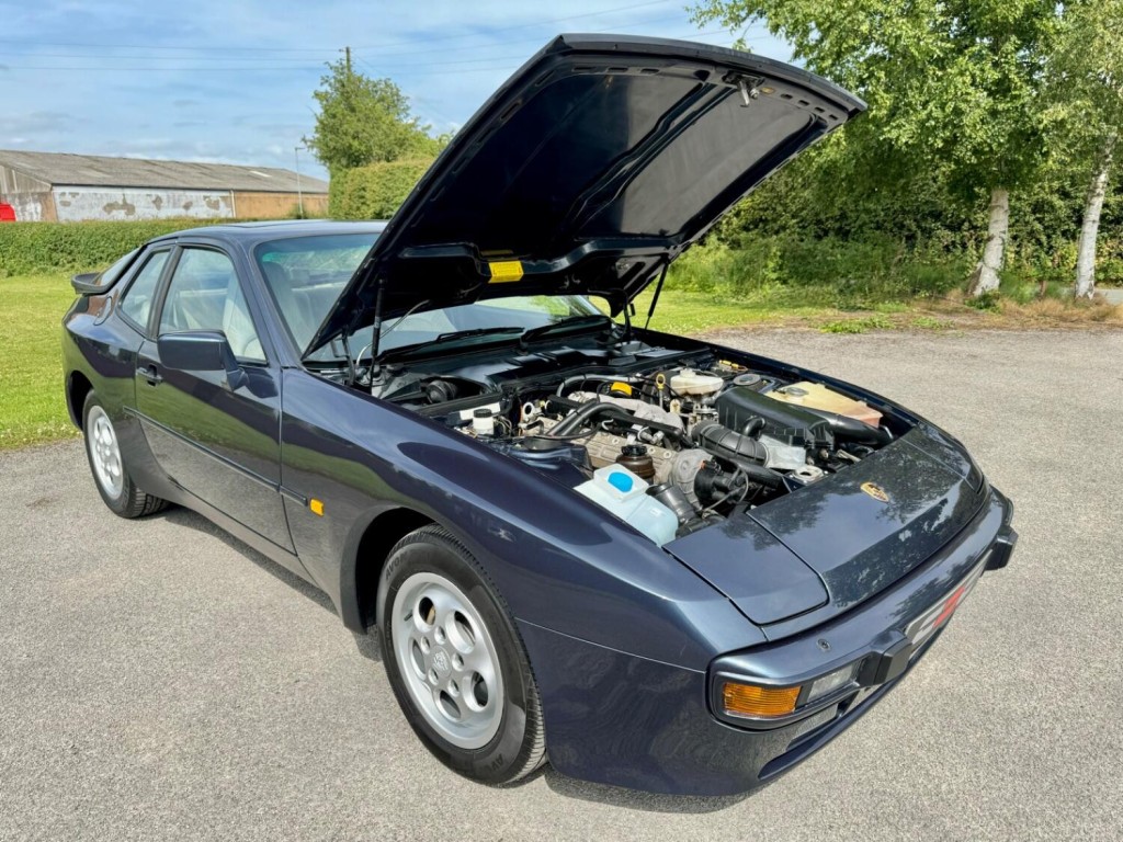 PORSCHE 944