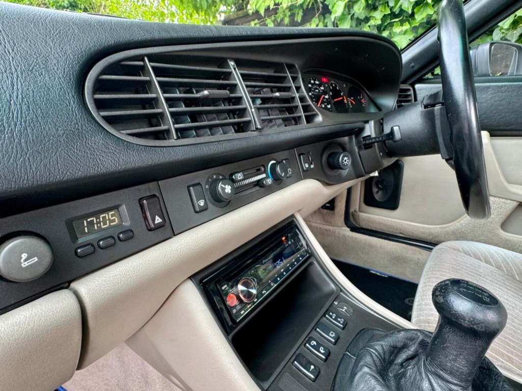 PORSCHE 944