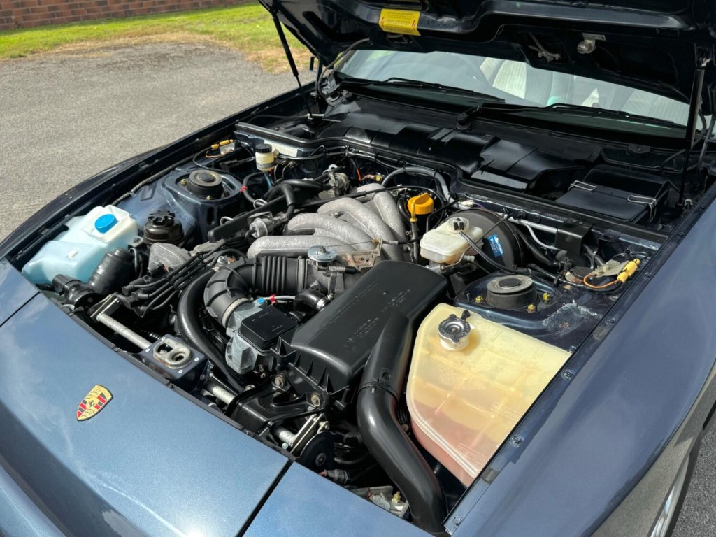 PORSCHE 944