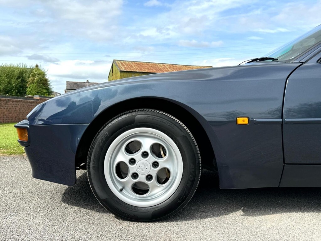 PORSCHE 944