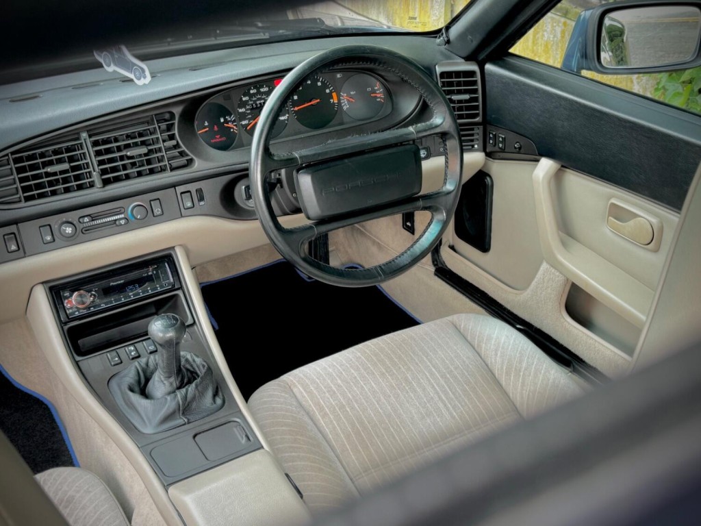 PORSCHE 944