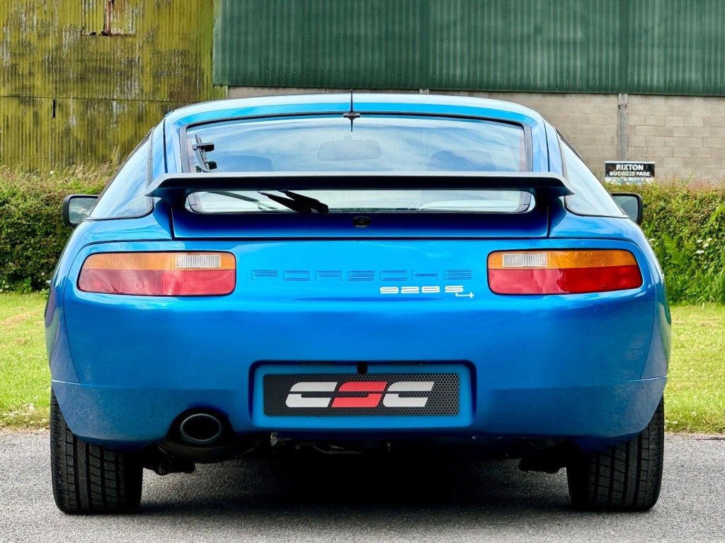 PORSCHE 928