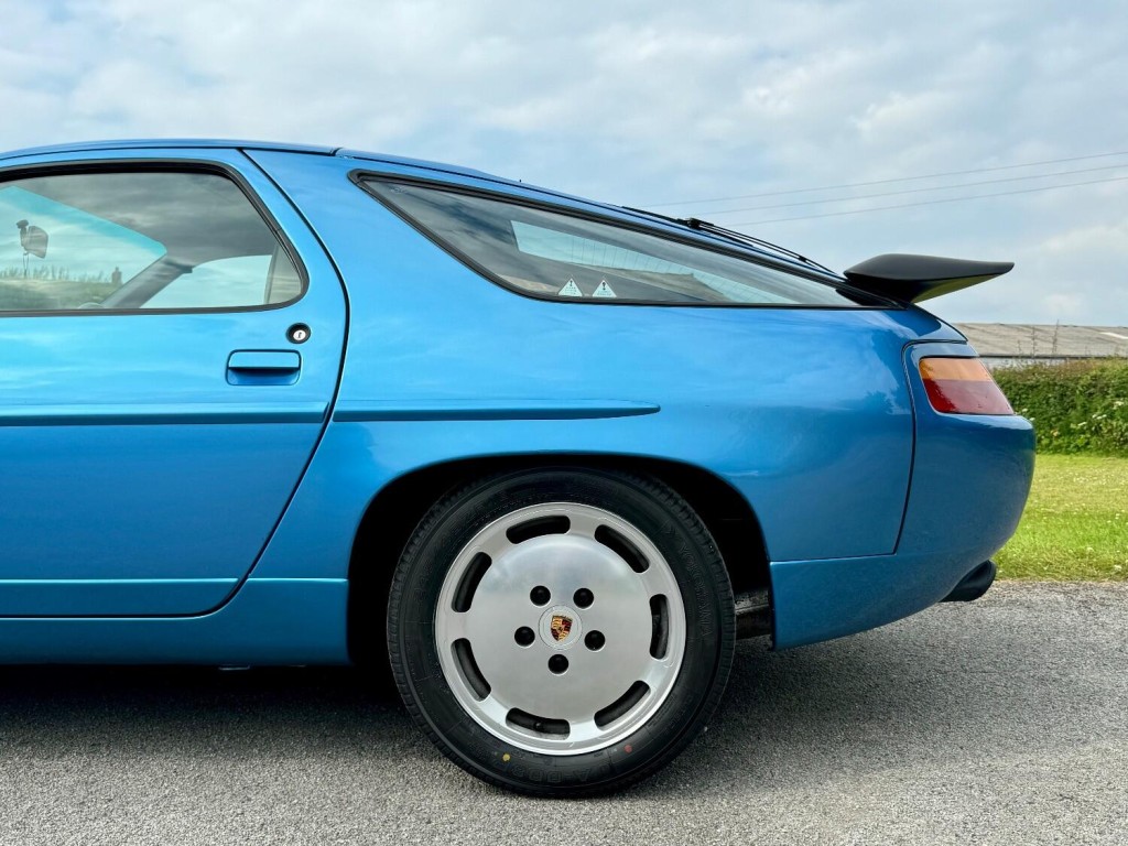 PORSCHE 928
