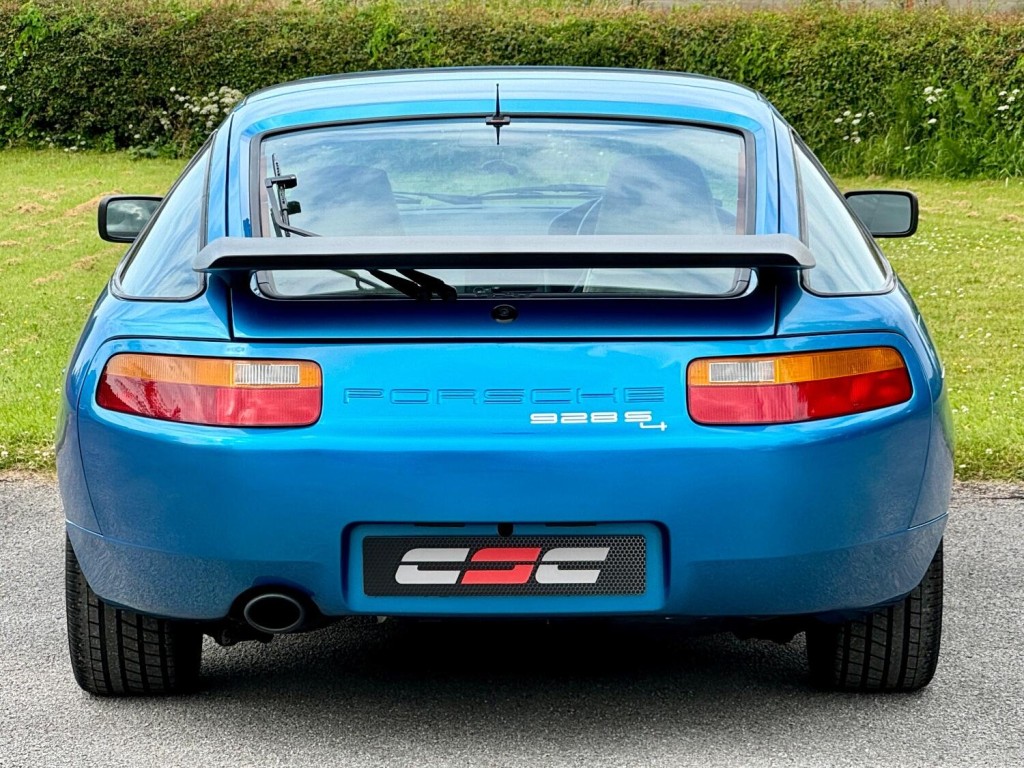 PORSCHE 928