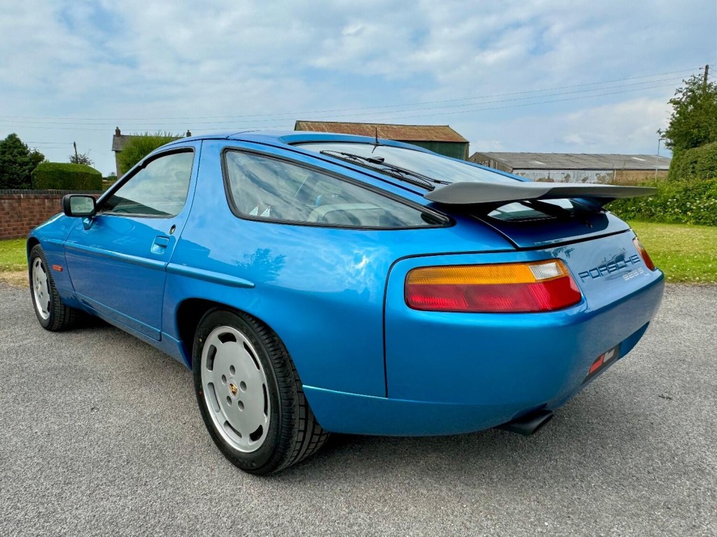 PORSCHE 928