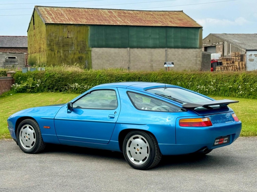 PORSCHE 928