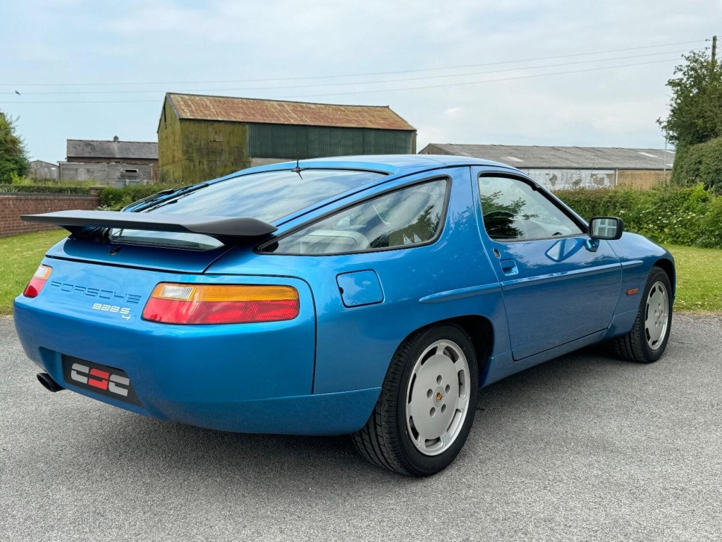 PORSCHE 928