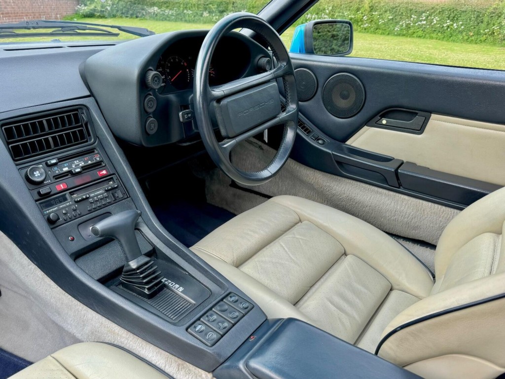 PORSCHE 928