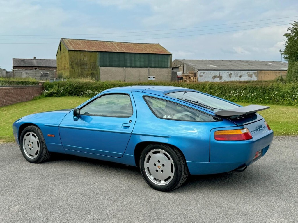 PORSCHE 928