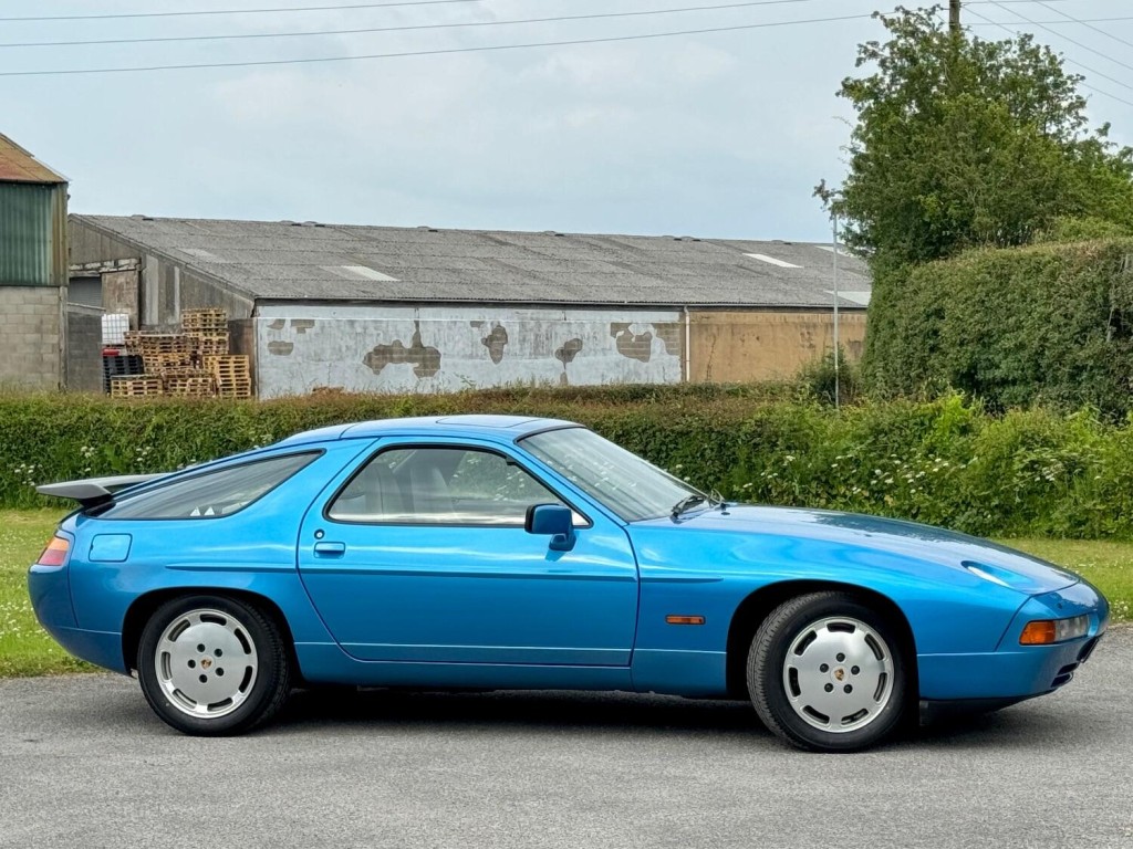 PORSCHE 928