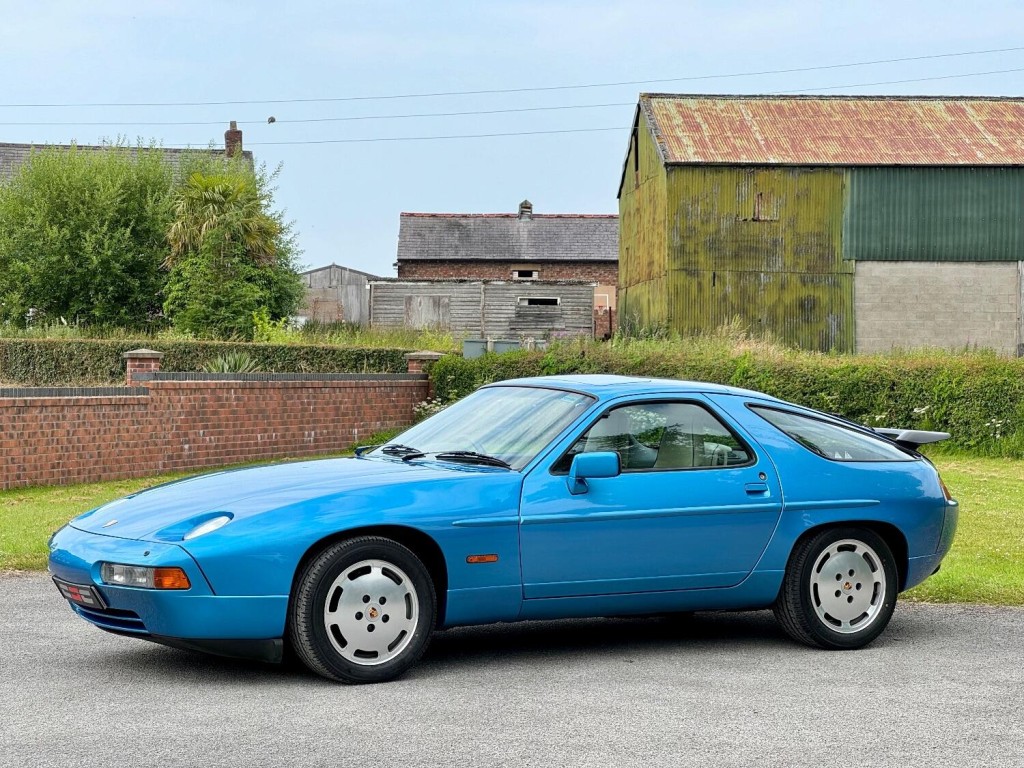 PORSCHE 928