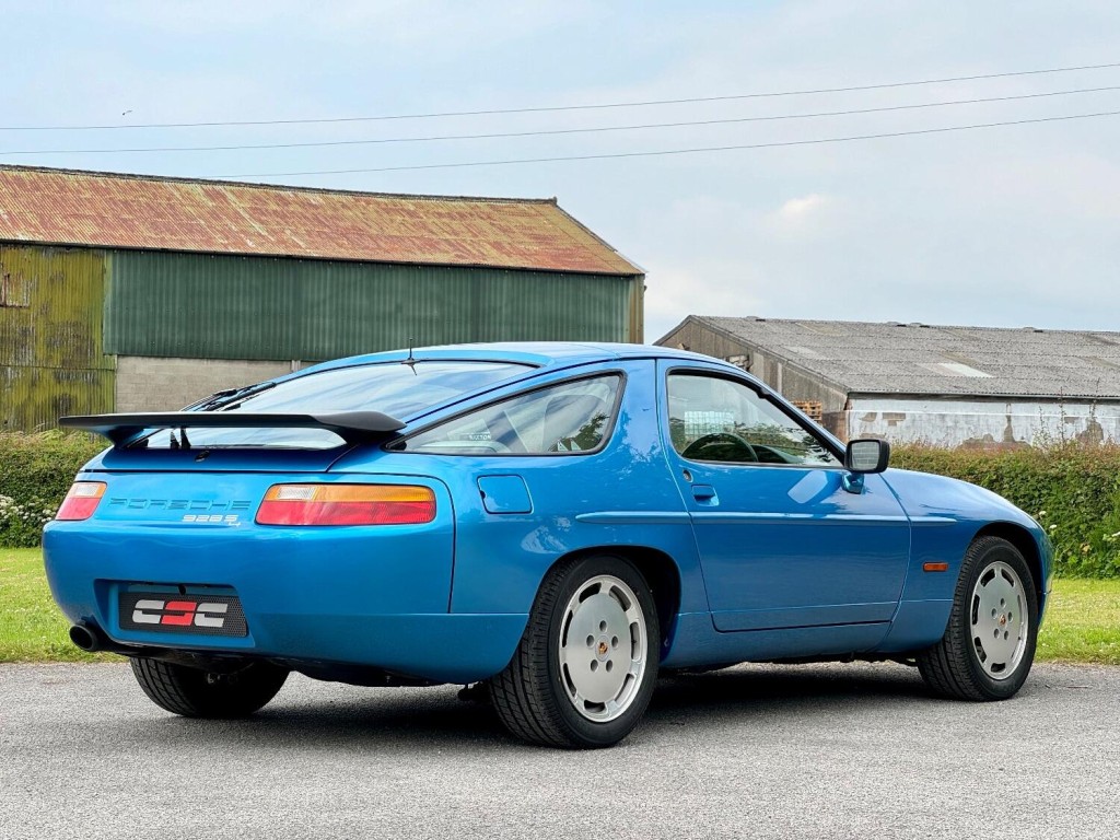 PORSCHE 928