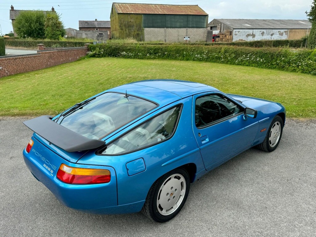 PORSCHE 928