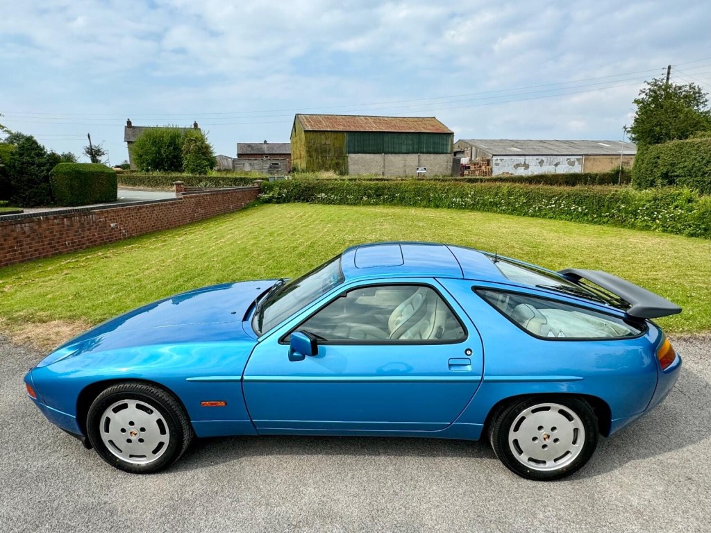 PORSCHE 928
