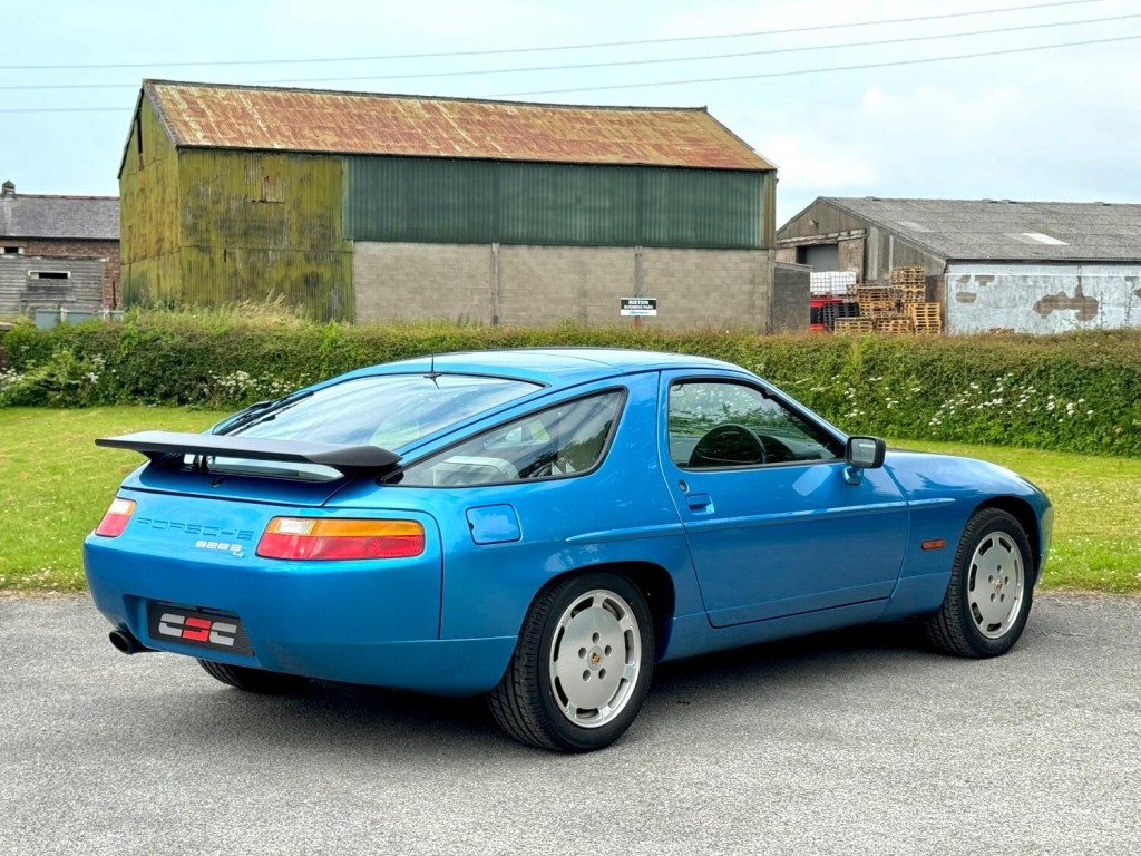 PORSCHE 928