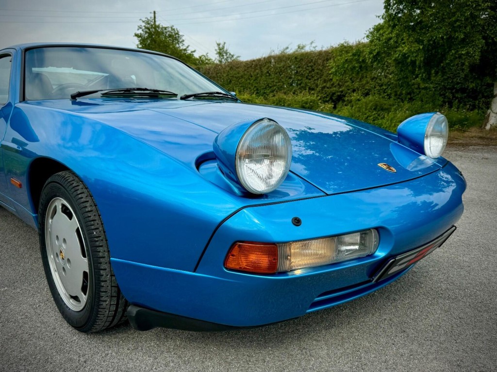 PORSCHE 928
