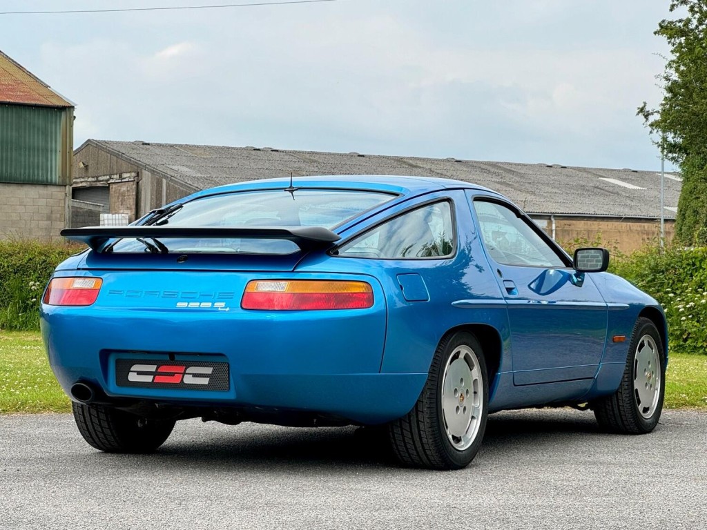 PORSCHE 928