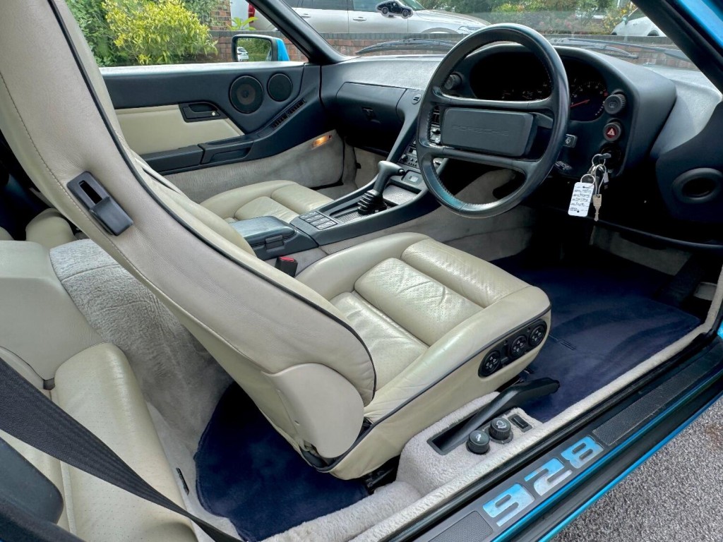 PORSCHE 928