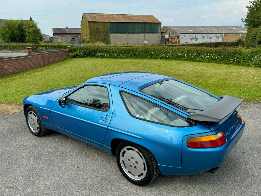 PORSCHE 928
