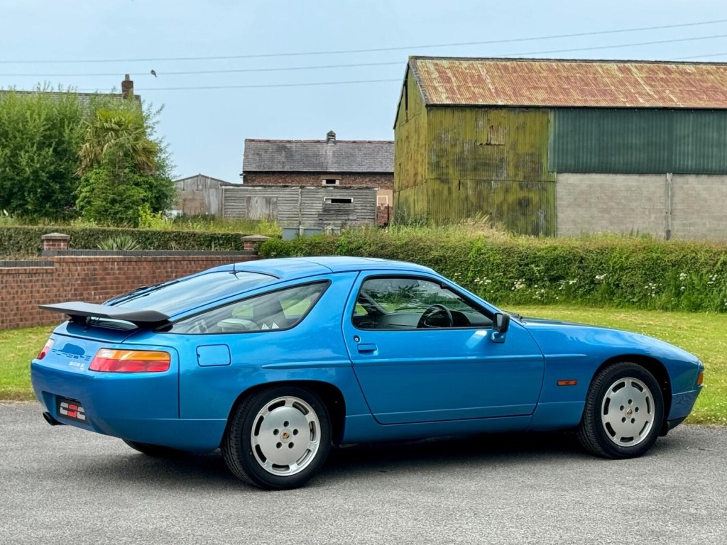PORSCHE 928