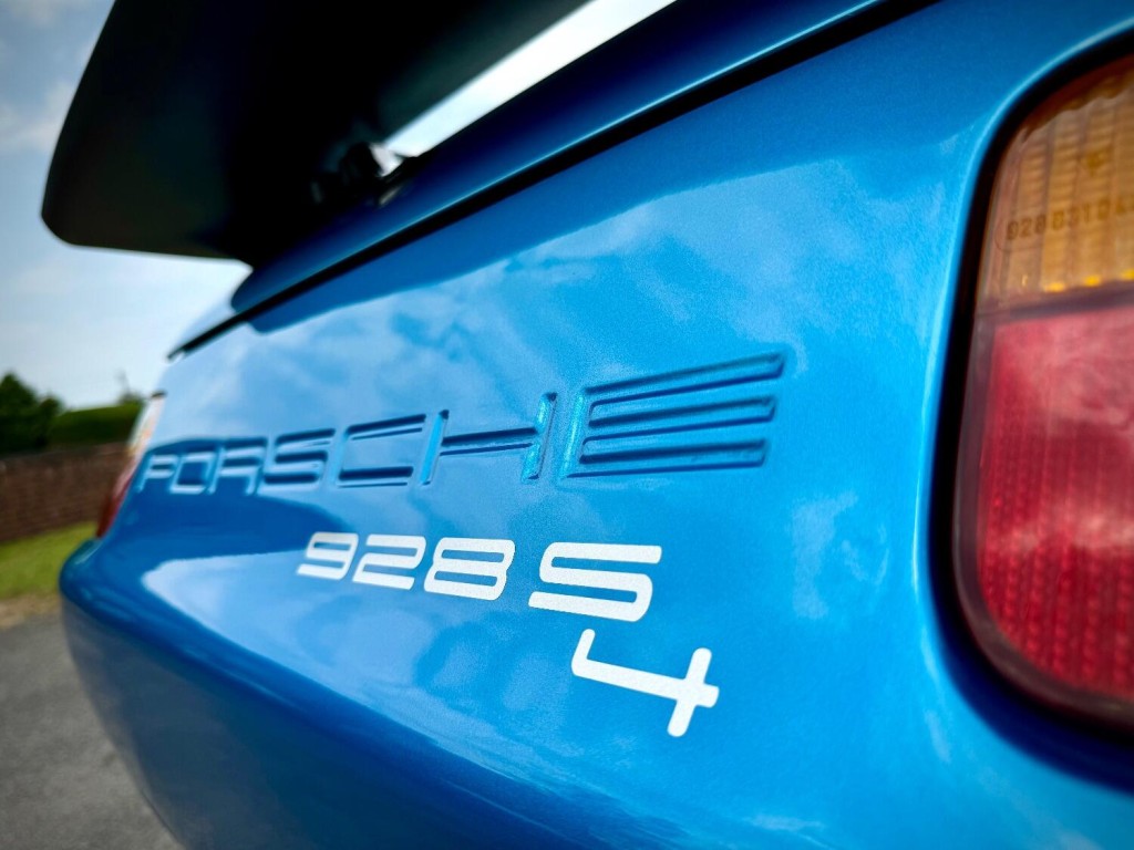 PORSCHE 928