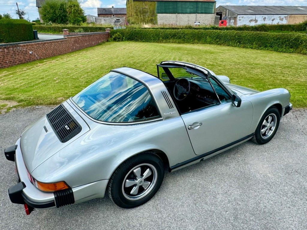 PORSCHE 911