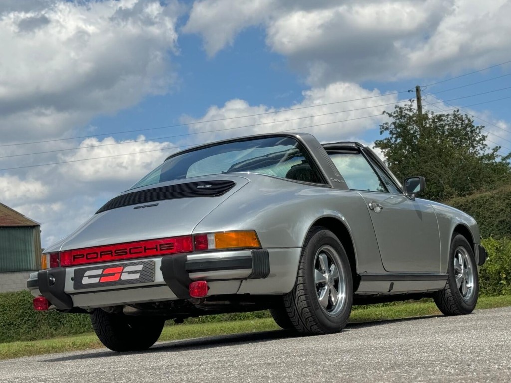 PORSCHE 911