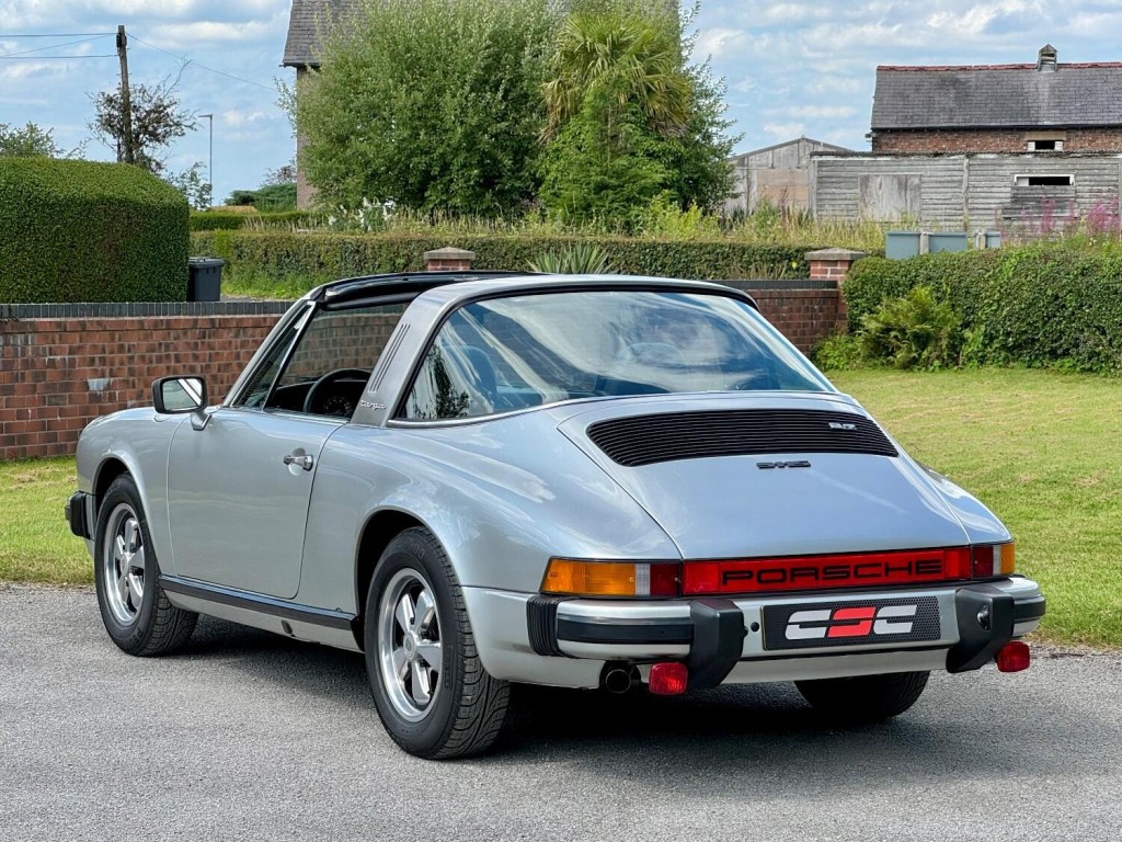 PORSCHE 911