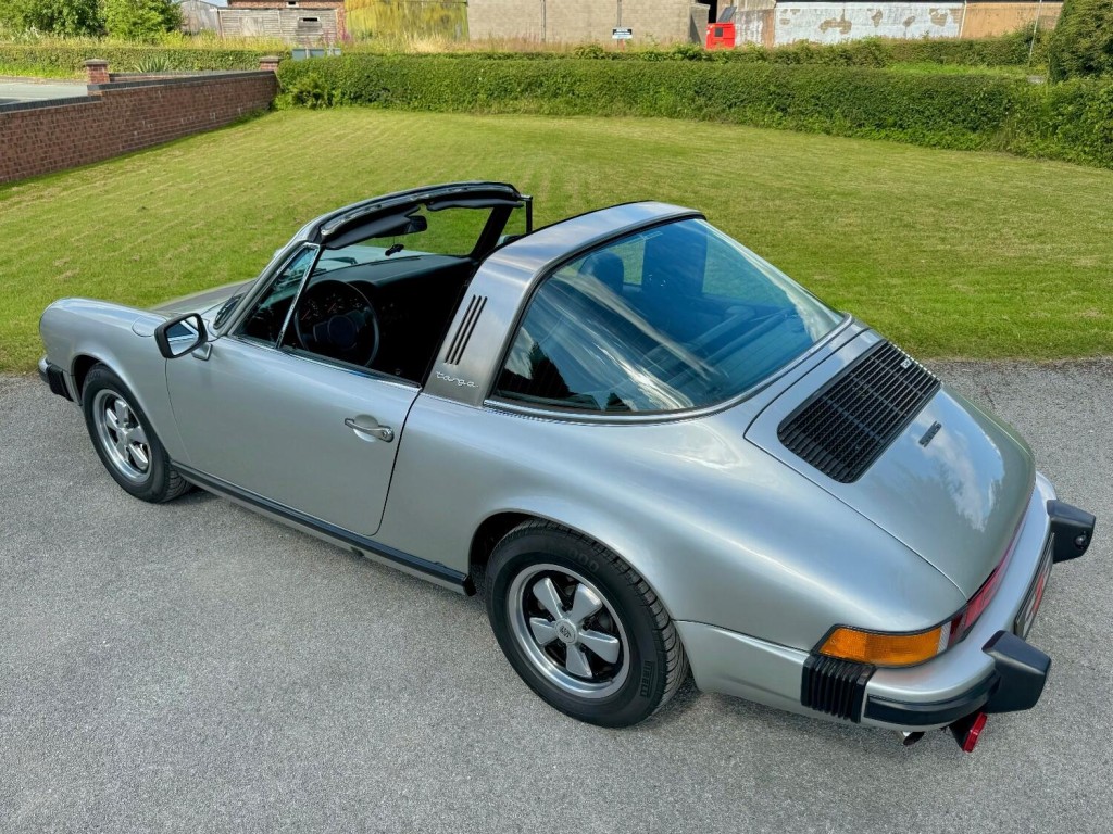PORSCHE 911