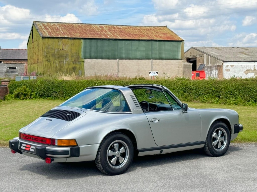 PORSCHE 911