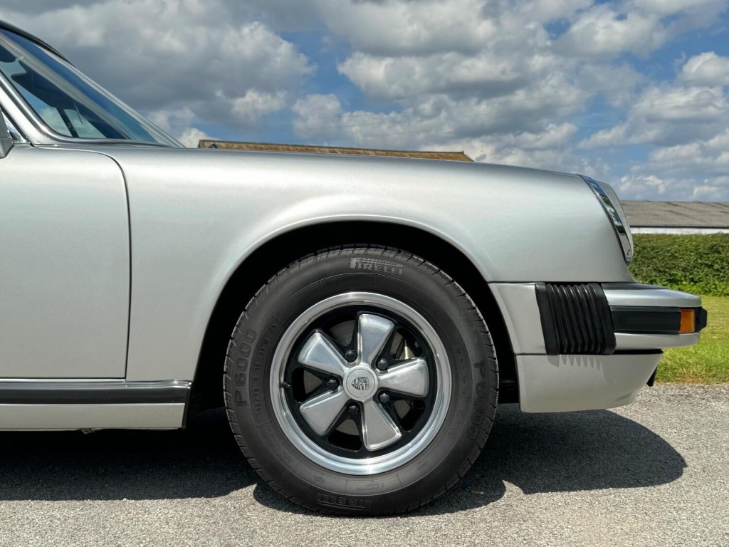 PORSCHE 911