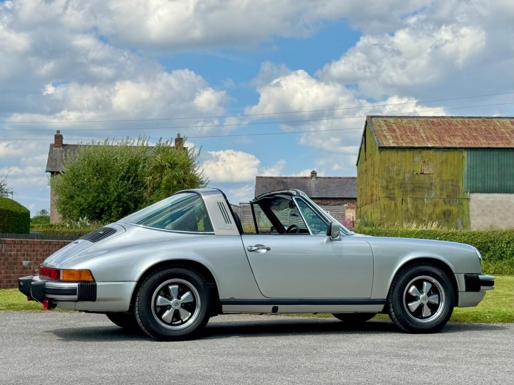 PORSCHE 911