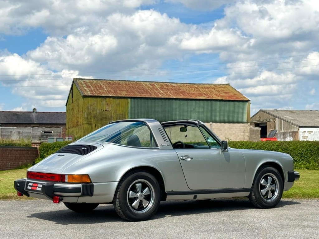 PORSCHE 911