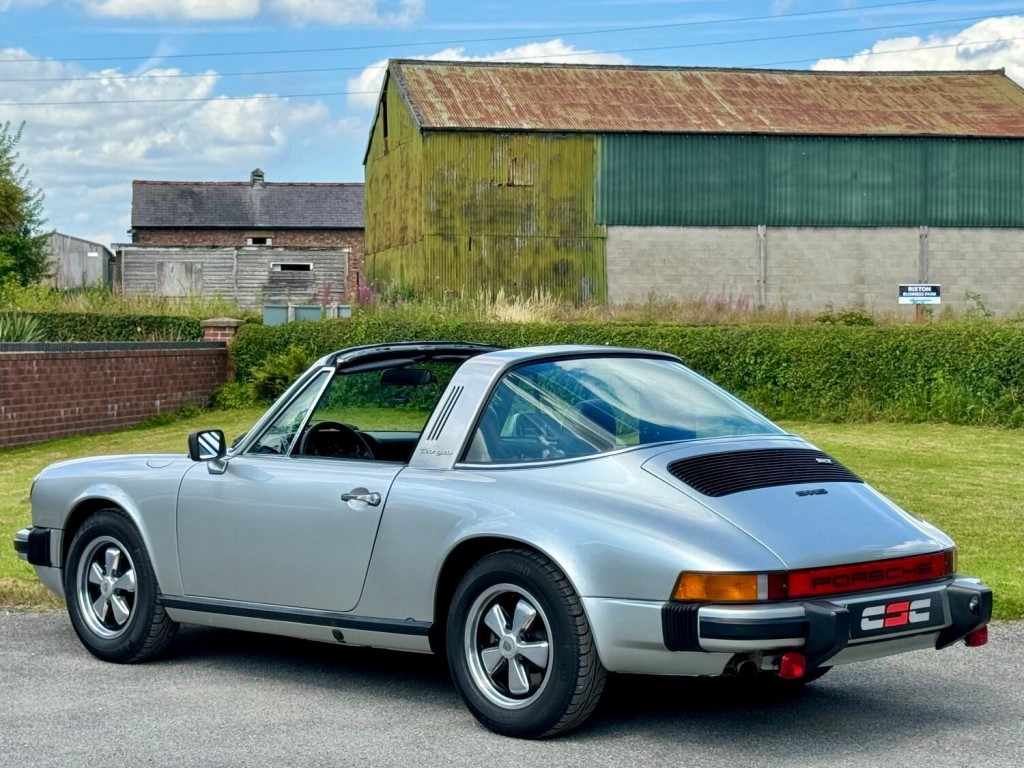 PORSCHE 911