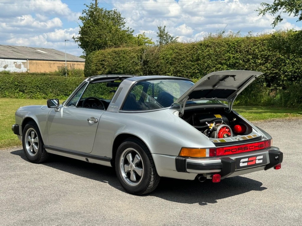 PORSCHE 911
