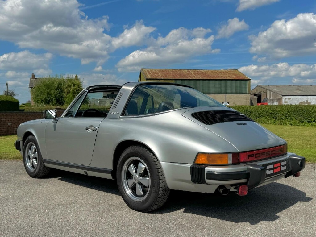 PORSCHE 911