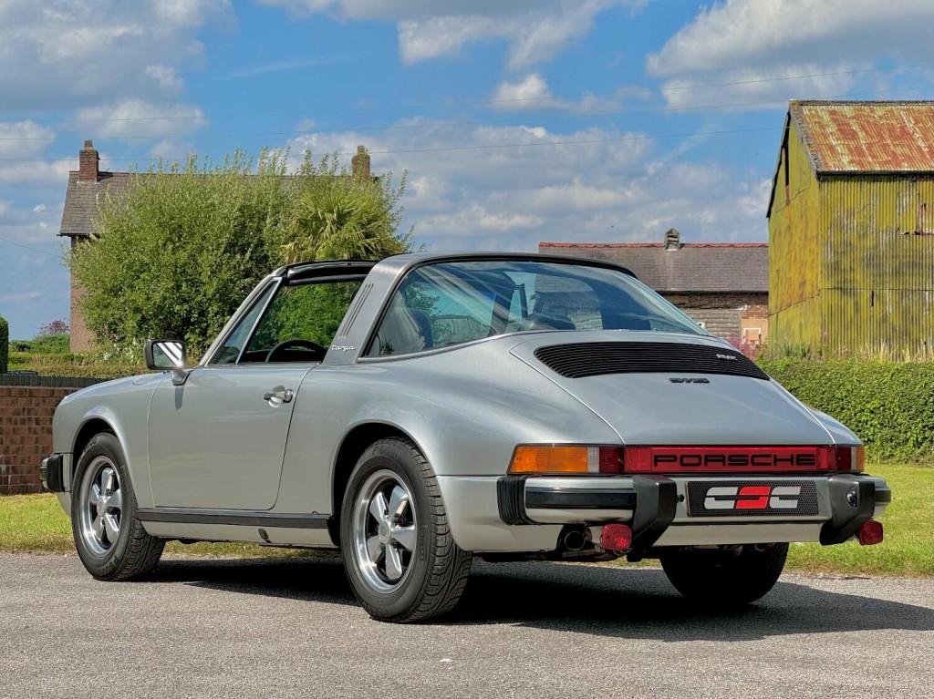 PORSCHE 911