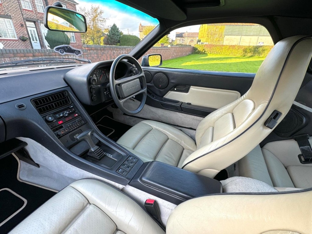 PORSCHE 928