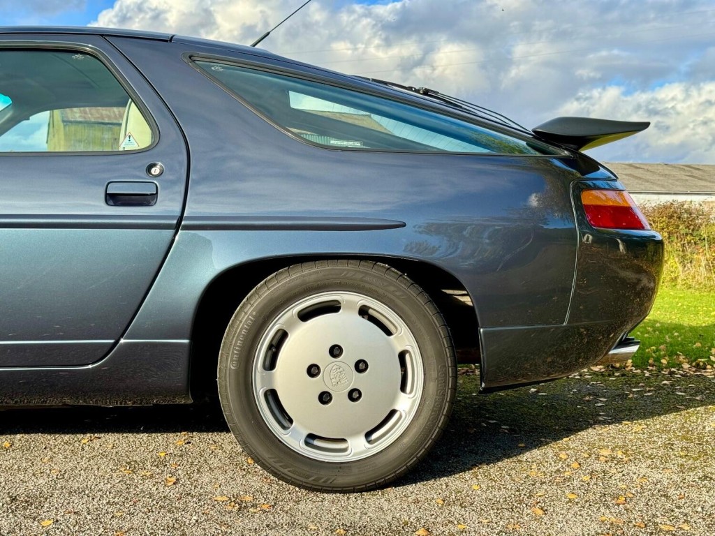 PORSCHE 928