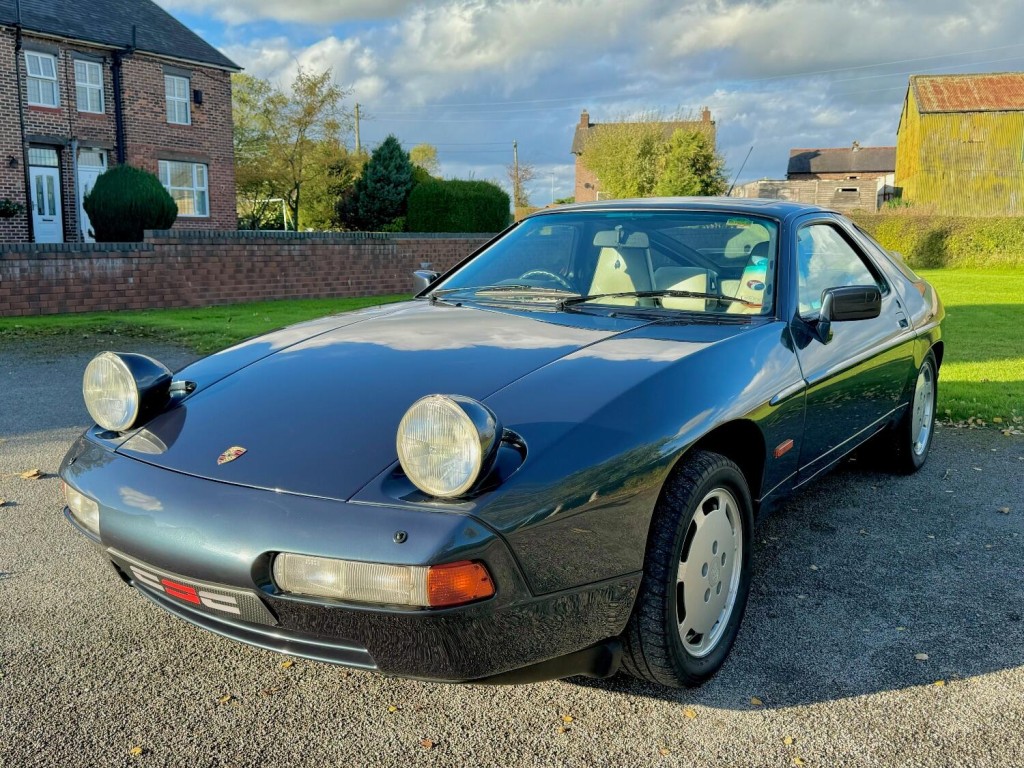 PORSCHE 928