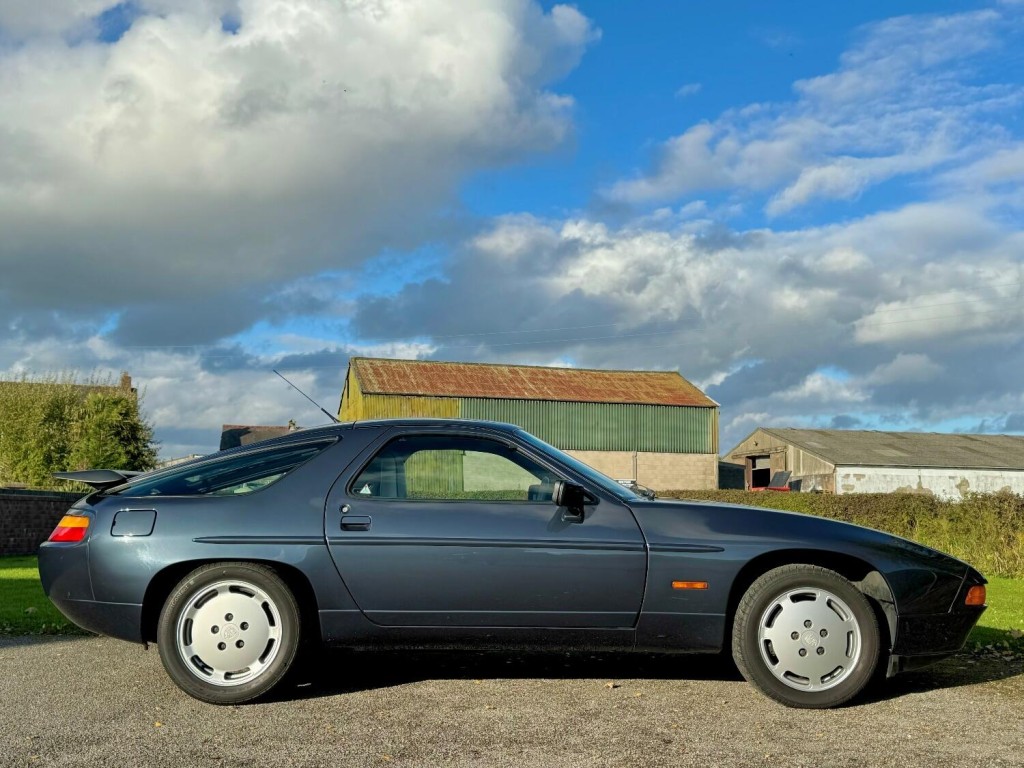 PORSCHE 928
