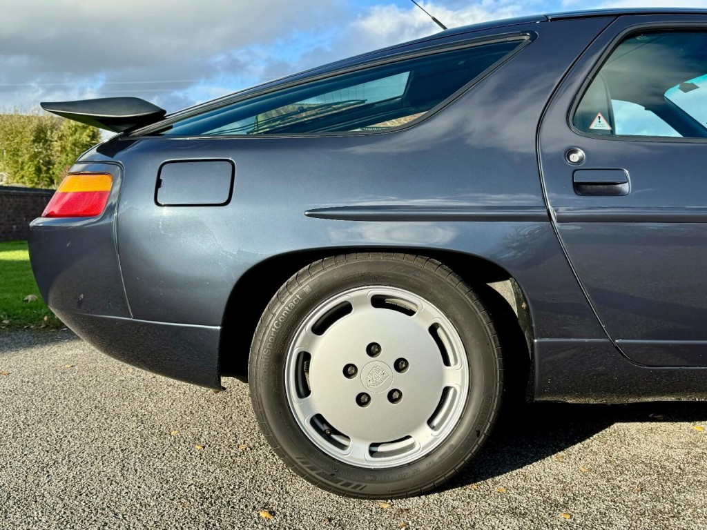 PORSCHE 928