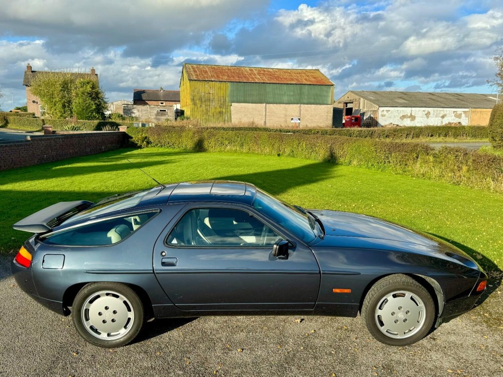 PORSCHE 928