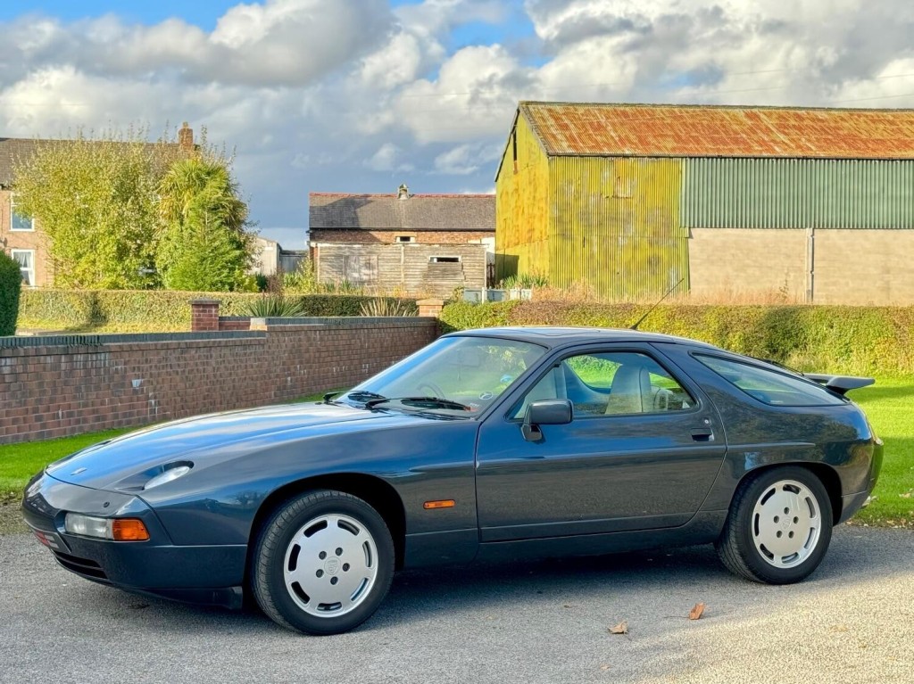 PORSCHE 928