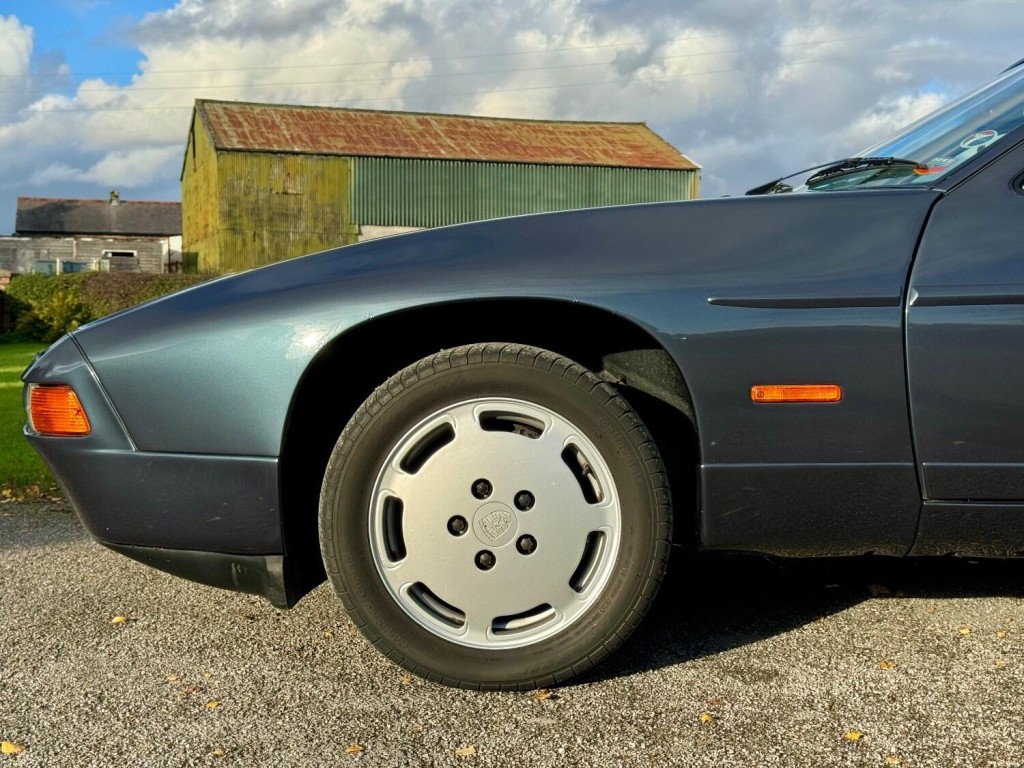 PORSCHE 928