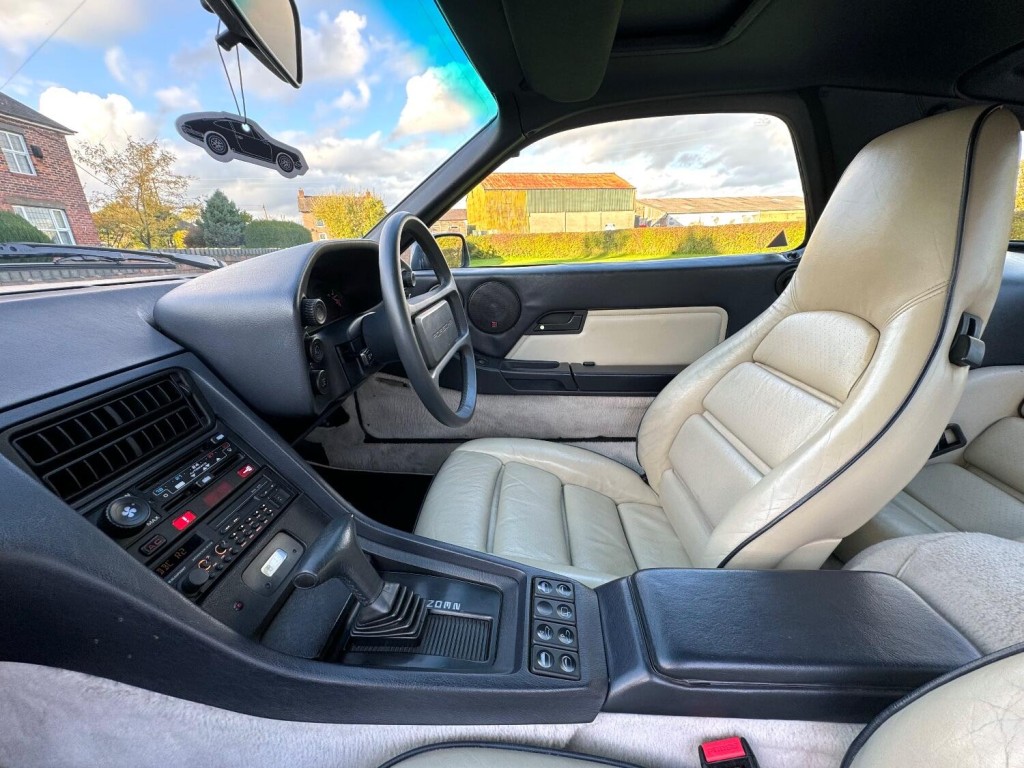 PORSCHE 928