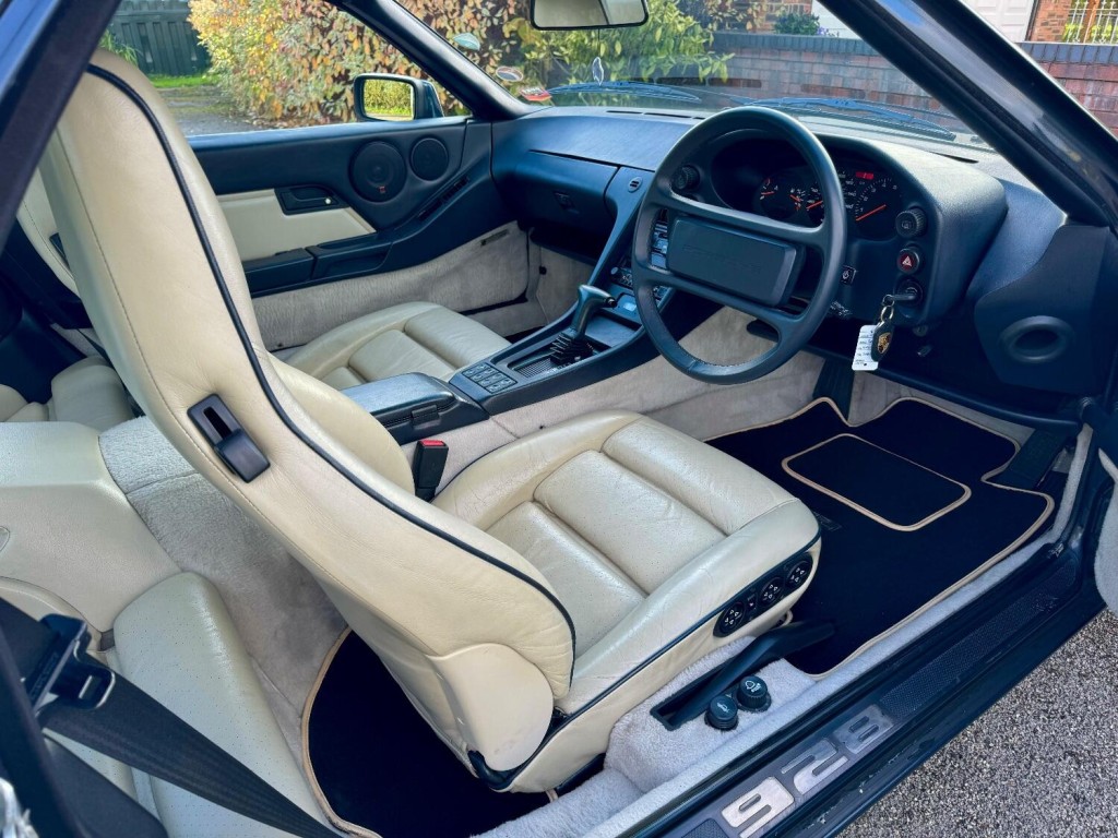 PORSCHE 928