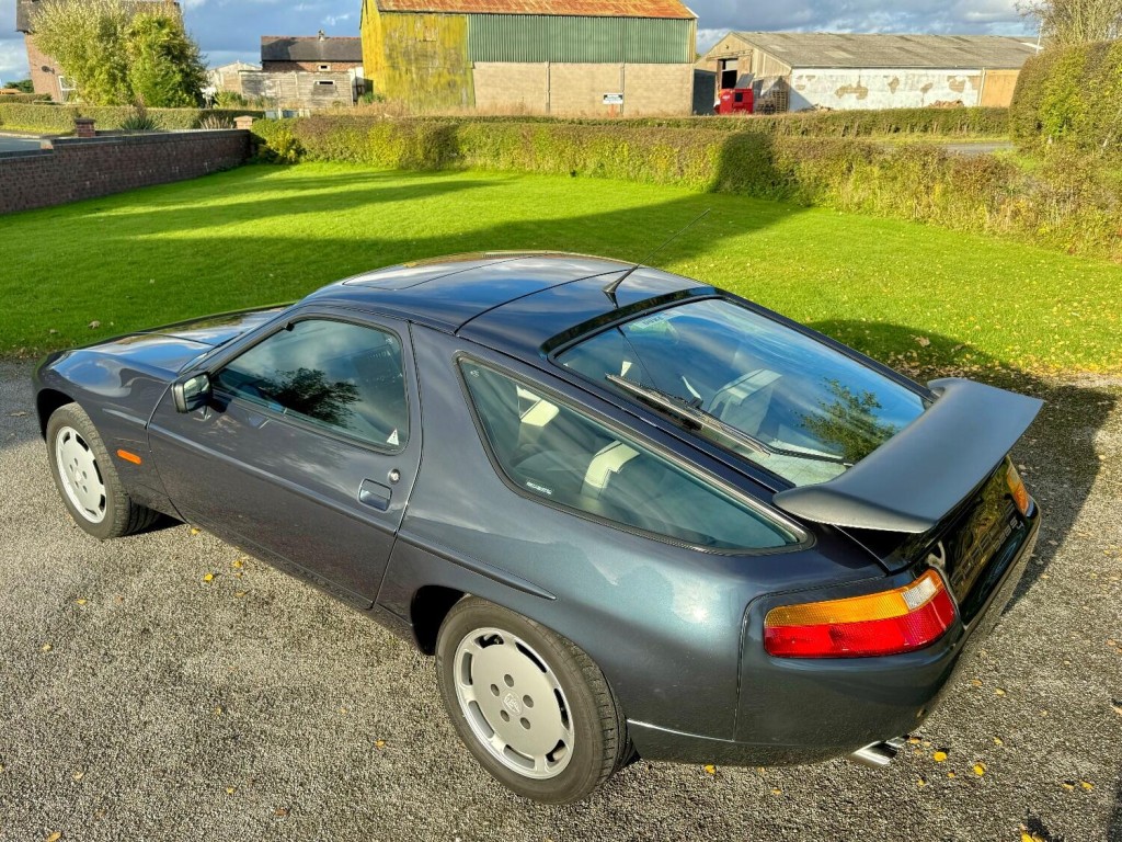 PORSCHE 928