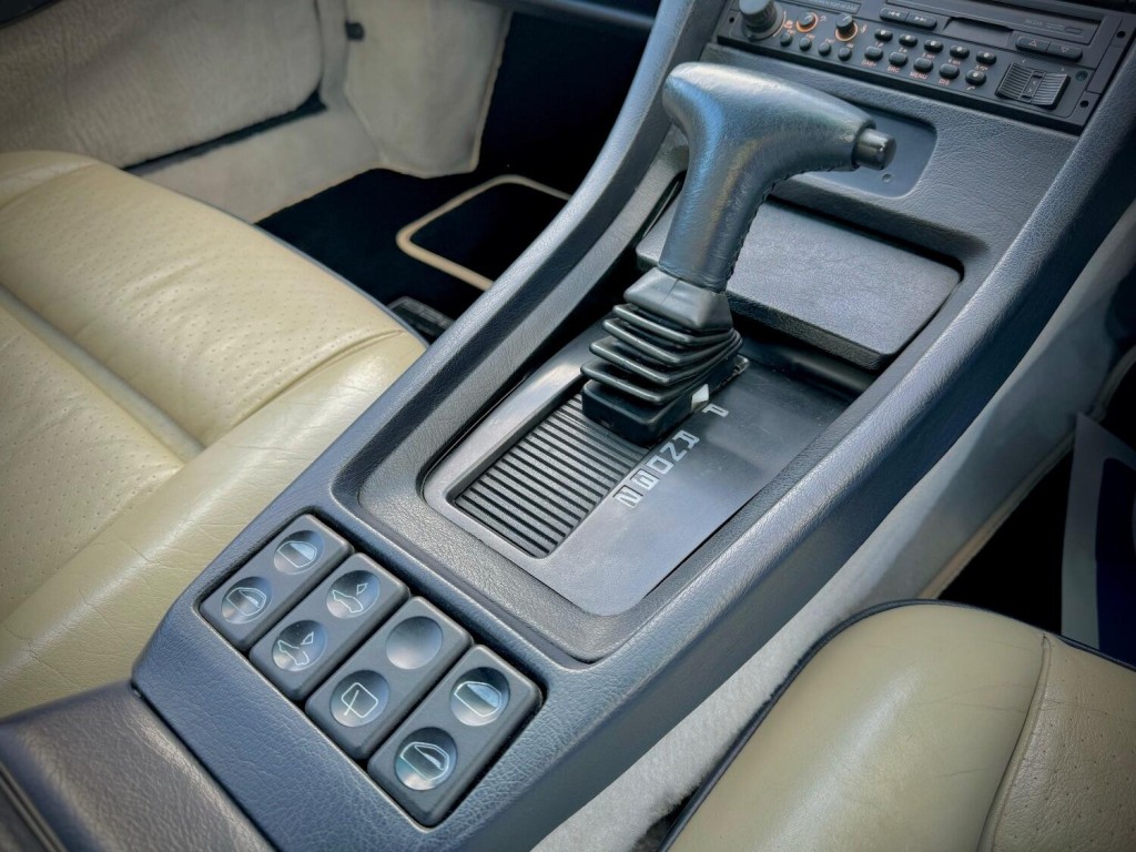 PORSCHE 928